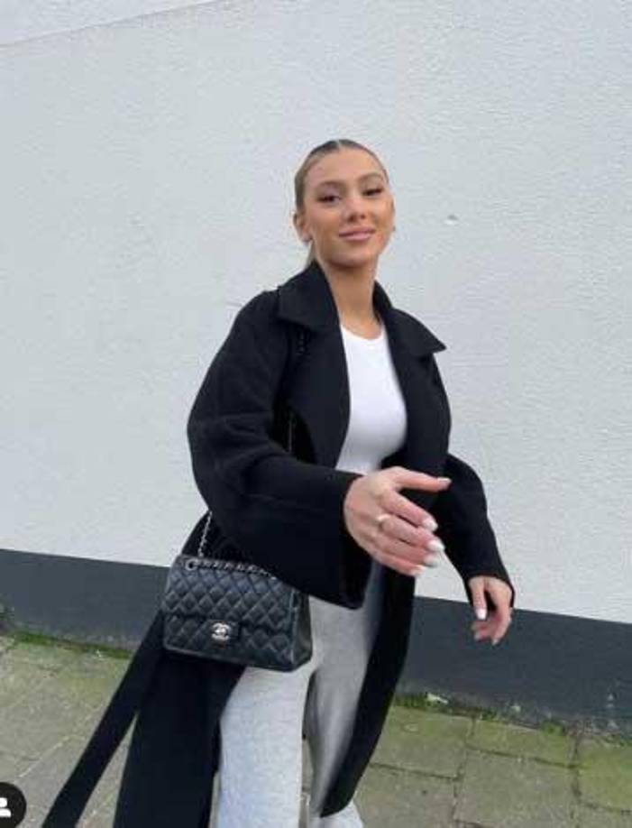 Increíble historia: Futbolista se casa con famosa tiktoker, luego le queman vehículo y su club busca darle de baja