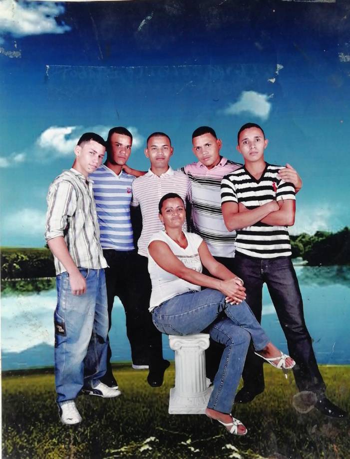 Foto de Ivor, sus hermanos y su madre.