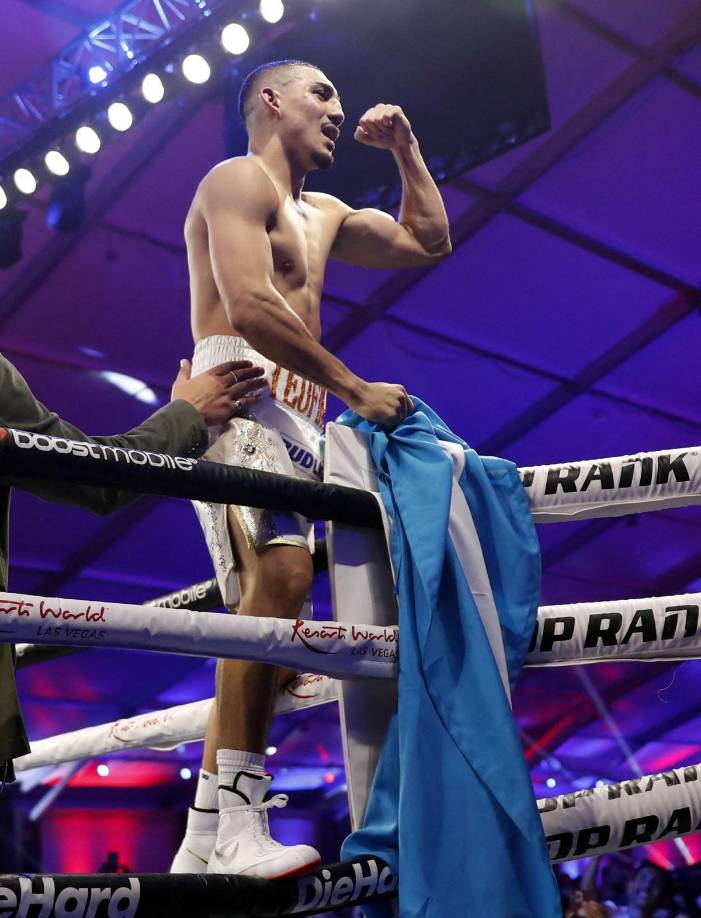 Teófimo López festejó en el ring con la bandera de Honduras.