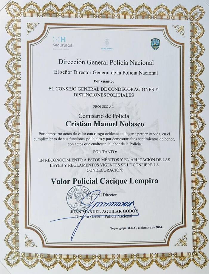El reconocimiento fue entregado ”por demostrar actos de valor con riesgo evidente de perder la vida en el cumplimiento de sus funciones policiales, y por demostrar altos sentimientos de honor, con actos que enaltecen la labor de la Policía”. 