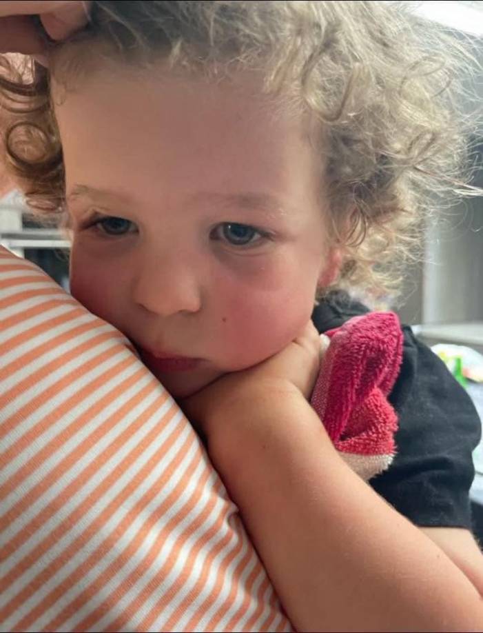 Kevin se lanzó sobre su hijo como un escudo para evitar que las balas lo alcanzaran, el menor sufrió raspones y rasguños antes de ser rescatado en medio de la estampida de personas que escapaban del tiroteo.