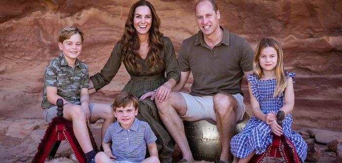 El príncipe William posa con su esposa e hijos
