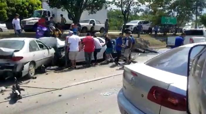 Varios automóviles participaron en la colisión.