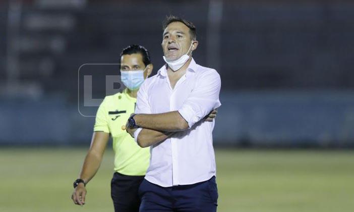 “Tota” Medina reacciona tras derrota ante Comunicaciones y revela el jugador que tuvo problemas con migración