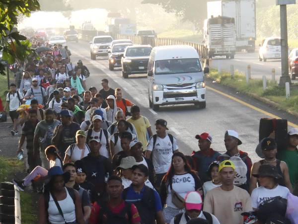 Migrantes caminan en caravana en el municipio de Tapachula en Chiapas (México). Imagen de archivo. EFE/Juan Manuel Blanco