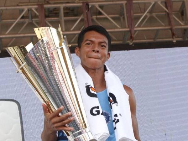 Benjamín Jiménez de El Salvador al momento de levantar la Copa conquistada por el primer lugar de la 48 Maratón de LA PRENSA