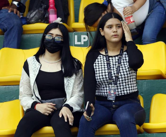 Un buen número de aficionados asistieron al estadio Luis Girón para presenciar el partido del Parrillas One contra el Génesis de Comayagua.