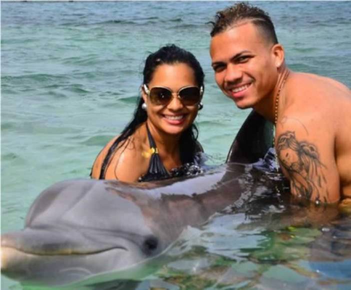 Vanessa Oliva en una foto con su esposo Arnold Peralta en vida, disfrutando de unas vacaciones.