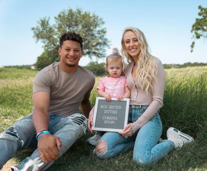  Dos meses después de swu boda, Matthews y Mahomes anunciaron que esperaban al segundo bebé .