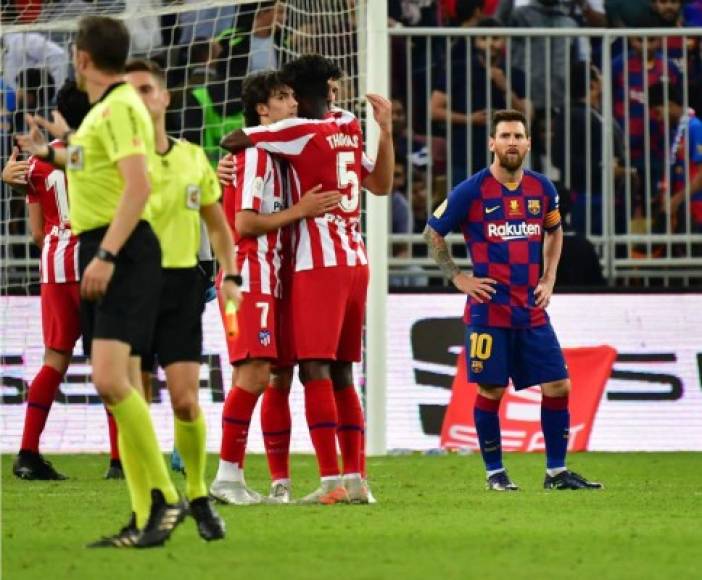 Messi observando como celebran los jugadores del Atlético tras el pitazo final.