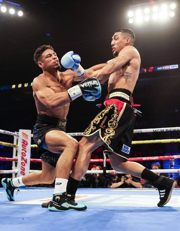 Teófimo López salió a cazar a Jamaine Ortiz desde el primer round.