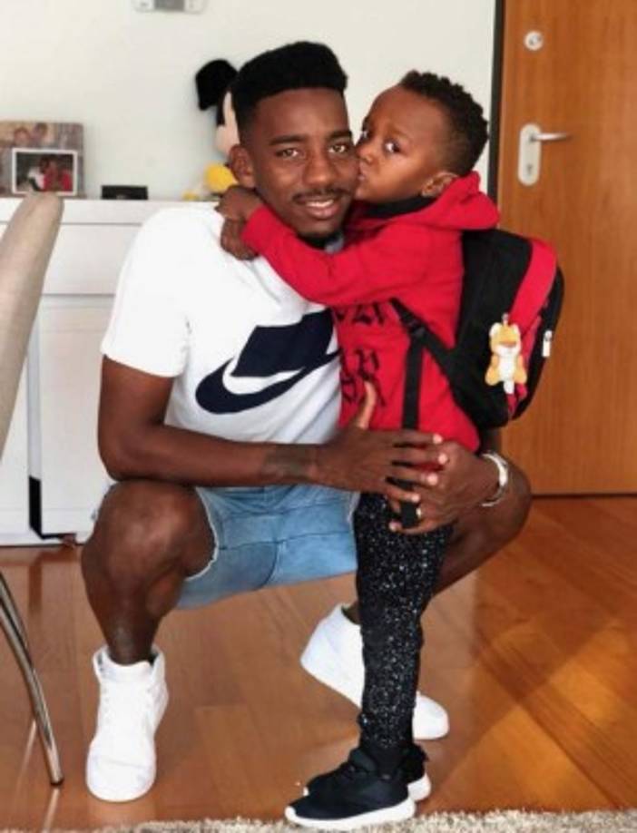 Bryan Róchez: El delantero y legionario hondureño con su adorado hijo. El atacante brilla en el Nacional de Portugal.