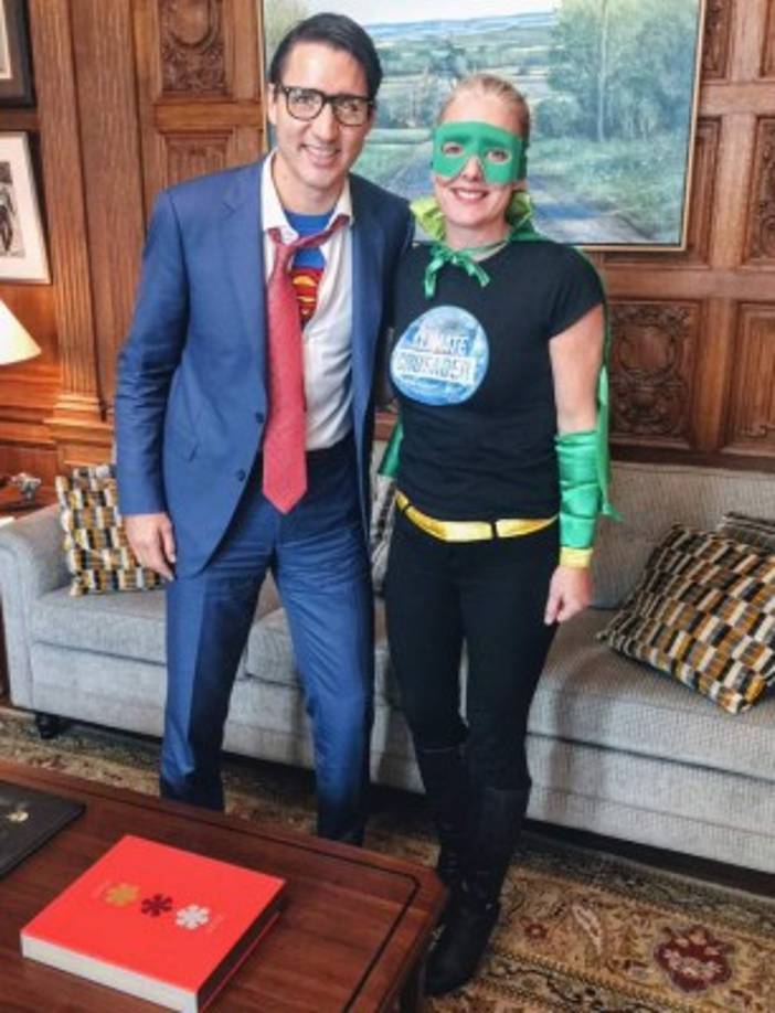 'Todos debemos ser super héroes en la lucha contra el cambio climático', se lee en esta foto con la ministra de Medio Ambiente, Catherine McKenna.