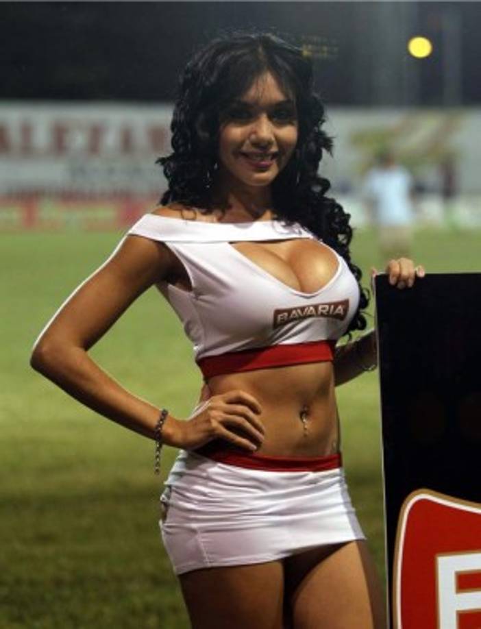 La bella edecán Patricia Madrid robó muchas miradas en el estadio Humberto Micheletti.