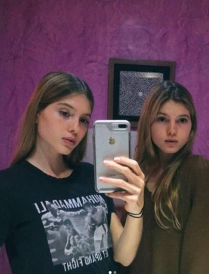 Cristina y Victoria son las gemelas del cantante español Julio Iglesias.