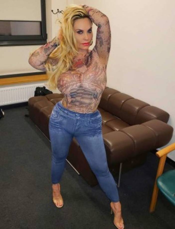 A los 18 años comenzó su carrera en el modelaje, vestía con trajes de baño para las cámaras fotográficas