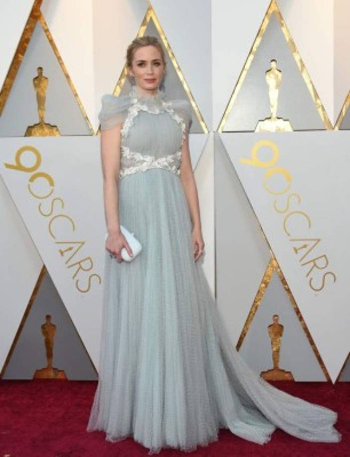 Emily Blunt lució romántica y delicada en un vestido azul pálido.