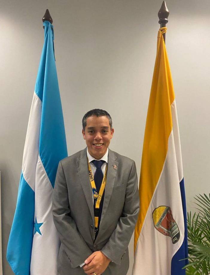 Odir Aarón Fernández Flores es un abogado de 36 años de edad y cuenta con una con un título extendido por la Unah (2010) y especialista en Derecho Penal y Procesal Penal, título que obtuvo en la UNAH en el 2013.