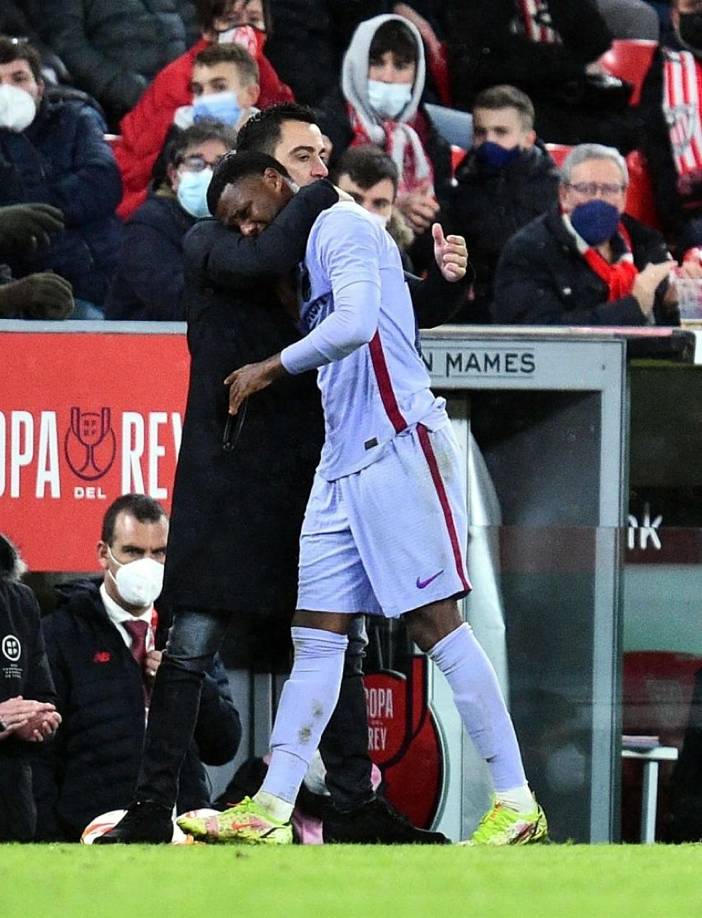 Ansu Fati llorando en el hombro de Xavi Hernández al salir de cambio.