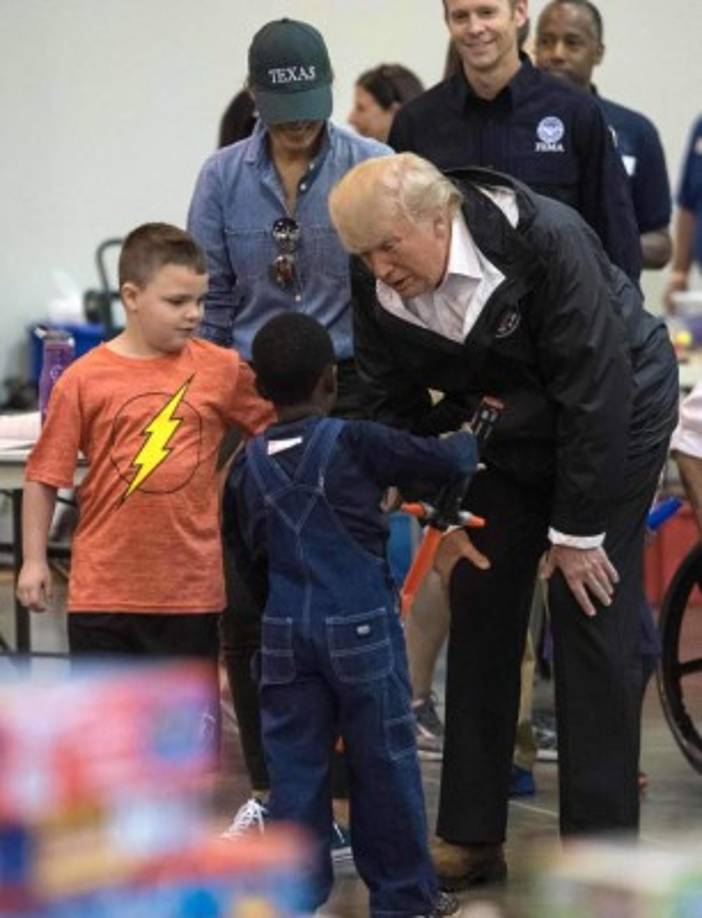 Ayer, el magnate se mostró más cercano, optimista por la marcha de las labores de recuperación y, sobre todo, centrado en los damnificados.