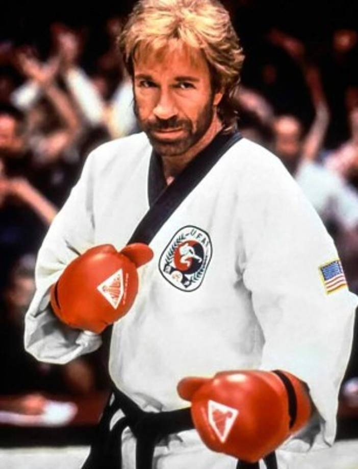 Nacido como Carlos Ray Norris, el actor ha vivido mucho más que cualquier histrión de Hollywood.<br/><br/>Fue policía militar en Corea, el lugar donde descubrió el arte marcial que le iba a cambiar la vida, el Tang Su Do, una versión coreana del Taekwondo. De allí volvió con el apodo “Chuck” y un futuro como instructor de artes marciales.<br/>