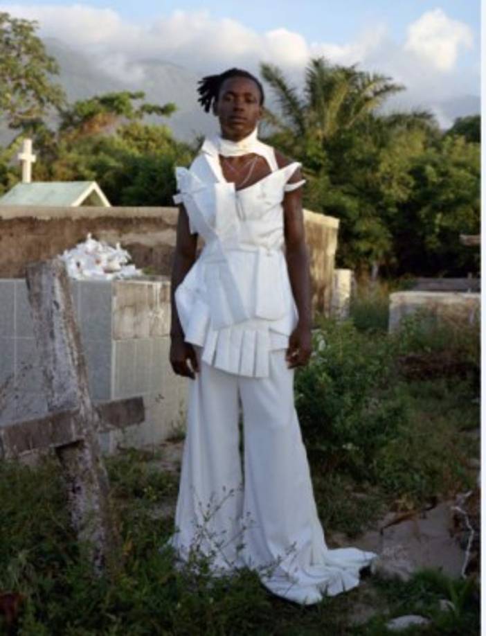 Los modelos hondureños posaron con piezas únicas de diseñadores de talla mundial, luciendo imponentes vestuarios que contrastaron con los escenarios urbanos. <br/><br/>'En esta imagen queríamos mostrar un poco del rol de que los ancestros y la religión toman dentro de la comunidad garífuna; aquí vemos una combinación del Vudu y del cristianismo', explica el editor Roberto Johnson a LA PRENSA. <br/><br/>(El modelo Kevin viste un Luar y Pier Moss).