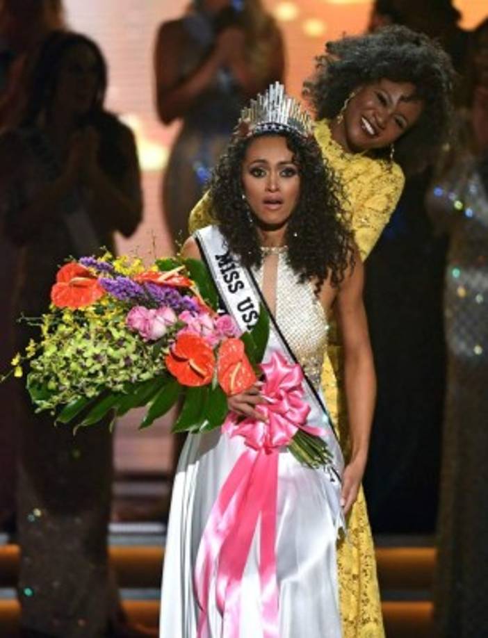 Kara fue coronada por la Miss USA saliente Deshauna Barber, capitán del Ejército estadounidense y también originaria del Washington D.C.