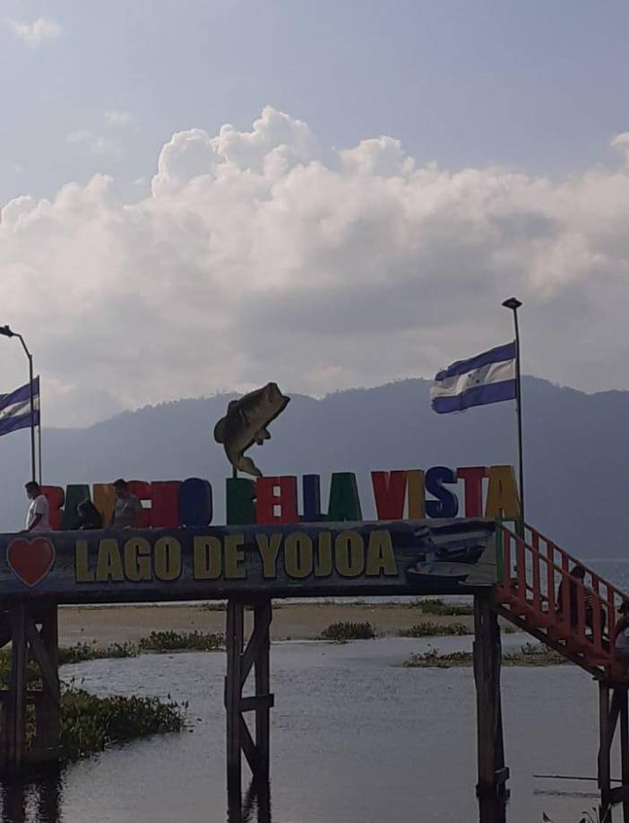 Azalia Campos y su foto desde uno de los muelles.