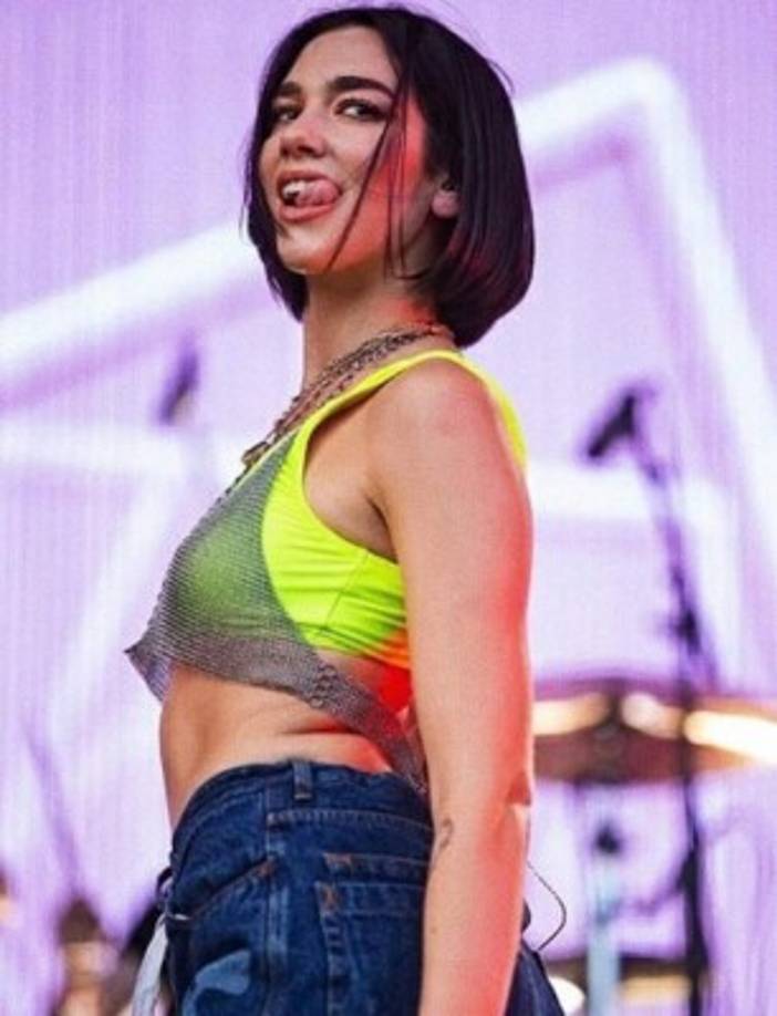 La cantante de 'New Rules', presumió su cuerpazo con un diminuto bikini.