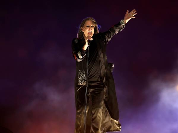 Ozzy Osbourne desarrolló un estilo en la década de 1960 muy alejado de los alegres colores de la época. En 2022.