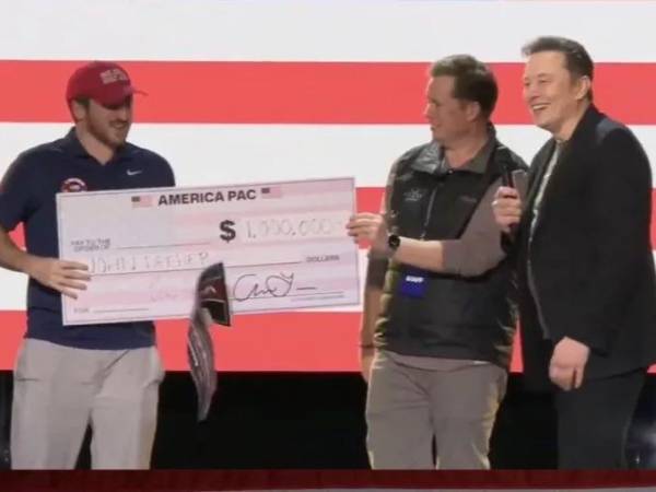 Uno de los ganadores de un millón de dólares donados por Musk por firmar una petición.