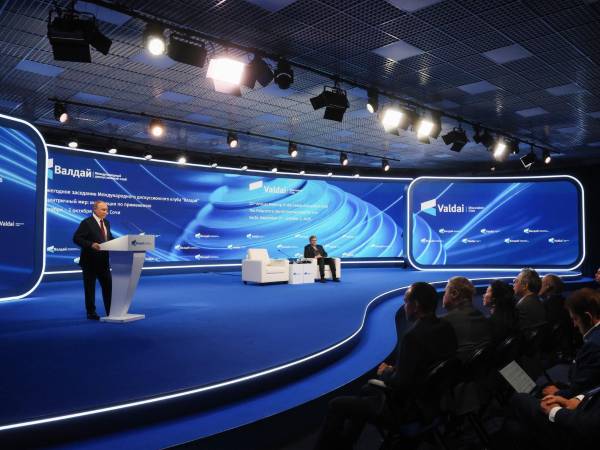 El presidente ruso, Vladímir Putin, pronuncia un discurso durante la sesión plenaria de la 22.ª reunión anual del Club de Discusión Valdái en Sochi, región de Krasnodar, Rusia, el 2 de octubre de 2025.