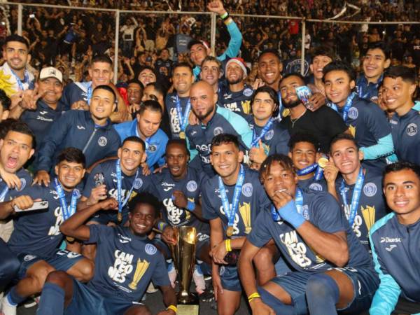 Jugadores del Motagua celebraron por todo lo alto la obtención de la Copa 19 de su historia.