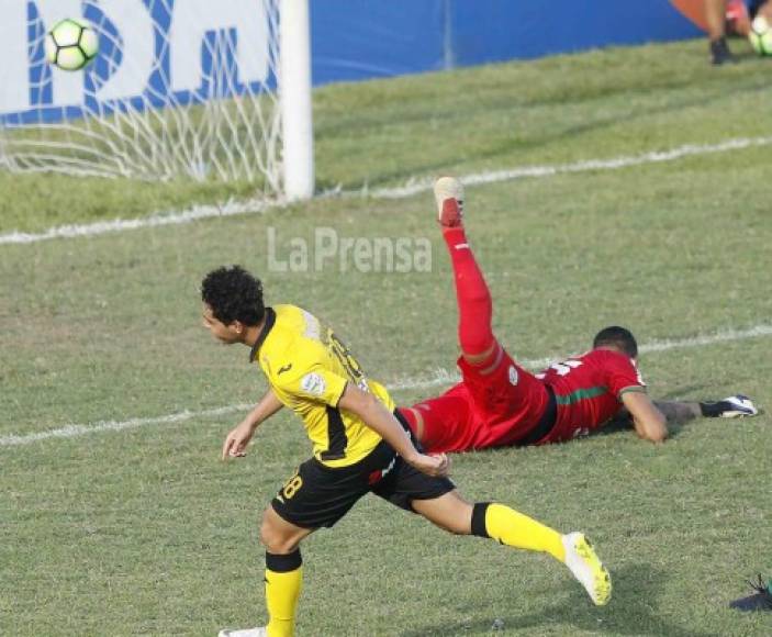 Jhow Benavidez anotó el primer gol en el minuto 38 de la primera parte.
