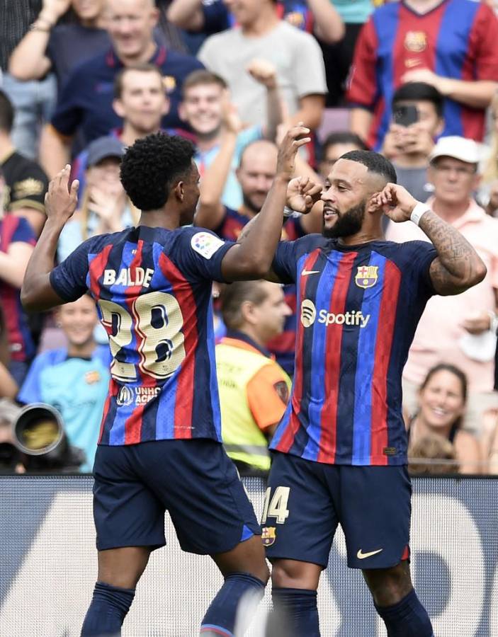 Memphis Depay celebrando su golazo con Balde.