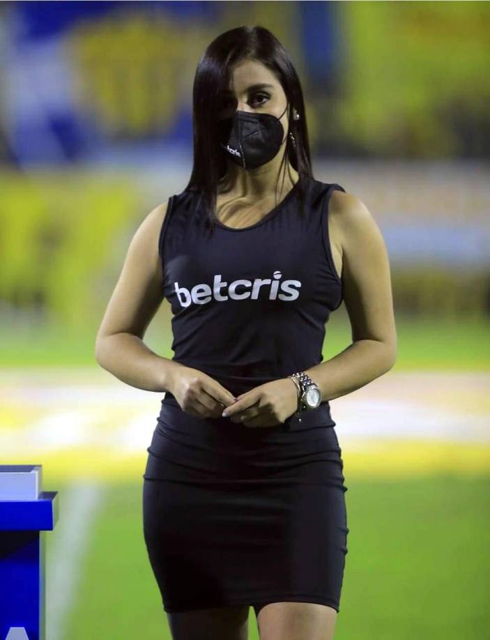 Las edecanes también fueron sensación en el estadio Morazán.