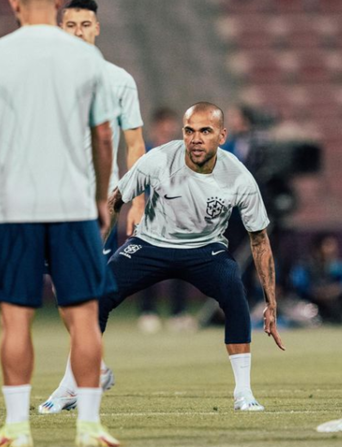 Alves salió primero del baño y minutos después la joven. Eso provocó su enfado, porque después lo acusó de violación ante la policía.