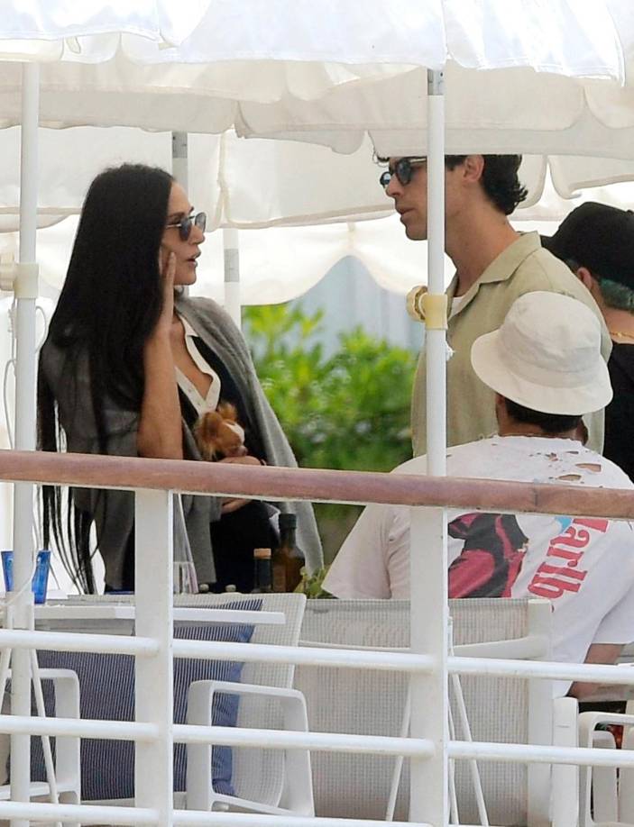 “Demi y Joe han entablado una amistad. Tienen amigos en común y se unieron”, dijo una fuente al sitio Page Six.