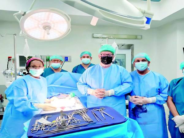 El doctor Eduardo Bueso junto a su equipo médico tras realizar la cirugía en el Hospital del Valle.