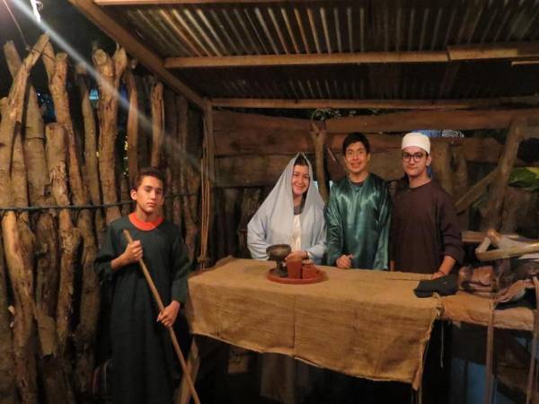 <b>La escenografía e iluminación transportan a los presentes hasta Belén, donde nació Jesús.</b>