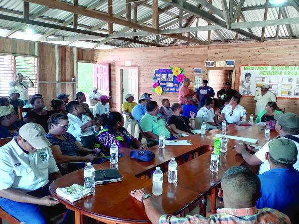 <b>Líderes comunitarios y de organizaciones se reunieron en Puerto Lempira ayer.</b>