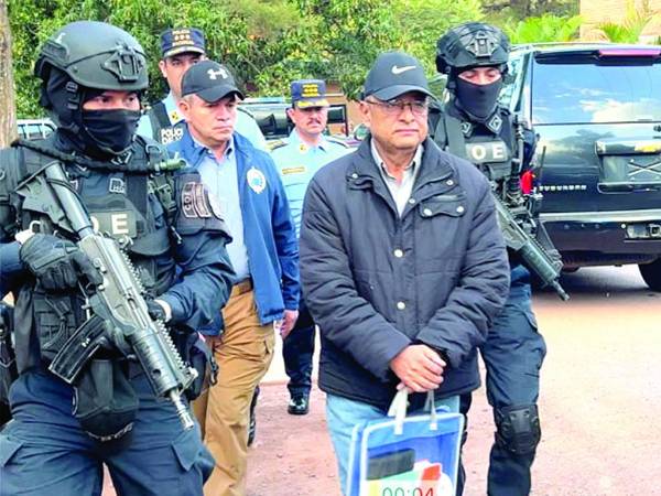 Midence Oquelí Martínez fue extraditado el 30 de marzo de 2023 para enfrentar cargos por tráfico de cocaína. Inicialmente se declaró inocente, pero en agosto de 2024 cambió su declaración a culpable.