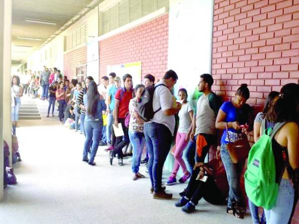 <b>Aspirantes durante un pasado proceso de admisión.</b>