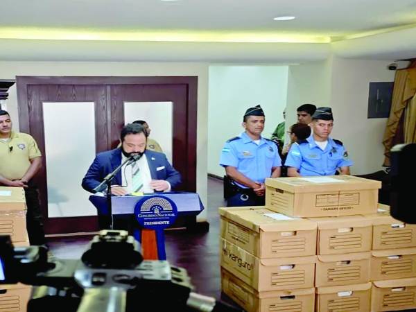 <b>Luis Redondo entregó documentos del Congreso de gestiones de 2009 hasta 2020.</b>