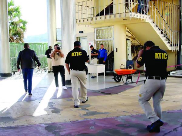 A las 11:49 m en su cuenta de X, el fiscal general Johel Zelaya dio la orden a la Atic para intervenir el Congreso Nacional con el fin de secuestrar documentos vinculados a actos de corrupción.