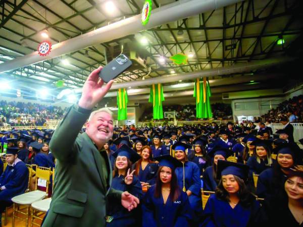 Durante su gestión, el alcalde sampedrano Roberto Contreras ha apoyado la educación técnica de centenares de jóvenes. La recuperación del parque es otro de los logros y asegura que trabajará para rescatar los alrededores de la catedral metropolitana San Pedro Apóstol.