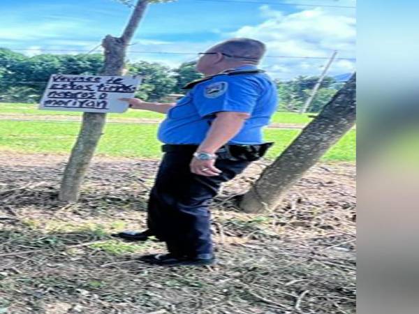 La Policía llegó al lugar y se llevó el rótulo.