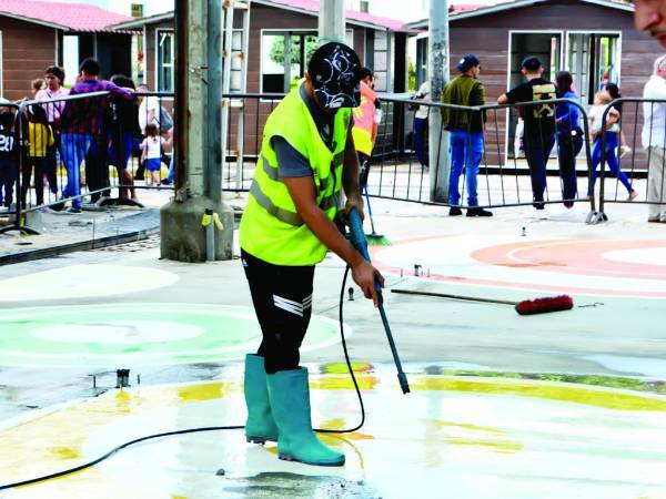 <b>Así avanzan los trabajos en la calle peatonal que se convertirá en Paseo Los Zorzales. Foto Héctor Paz</b>
