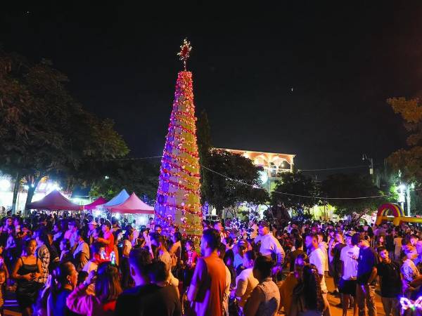 Luces, grupos en vivo, los tradicionales tamales y los espectáculos de luces y fuegos artificiales han engalanado las villas navideñas en sectores como Chamelecón, Cofradía, Los Cármenes y Expocentro.