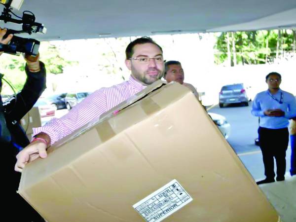 <b>El diputado liberal y precandidato presidencial, Jorge Cálix entregó el algodón a las autoridades del Hospital Escuela.</b>